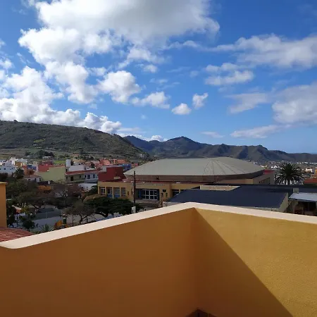 Cheerful 3 Bedroom Town House With Garage *