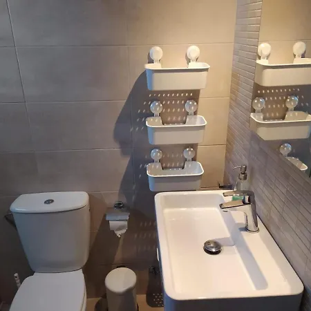 Cheerful 3 Bedroom Town House With Garage *