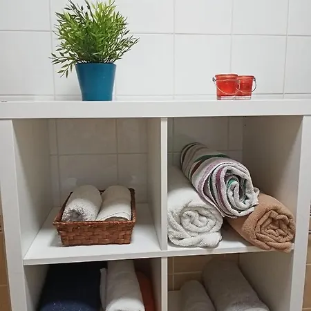 Cheerful 3 Bedroom Town House With Garage *