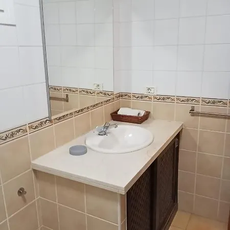 Cheerful 3 Bedroom Town House With Garage *