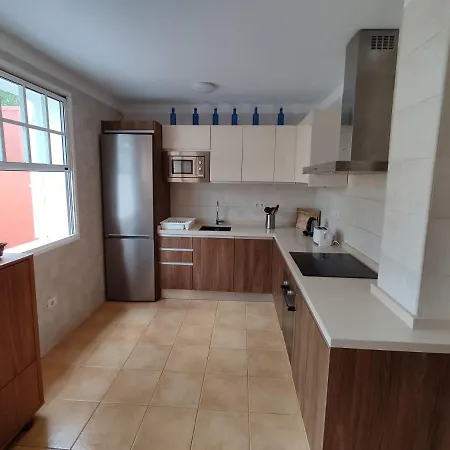 Cheerful 3 Bedroom Town House With Garage Tegueste
