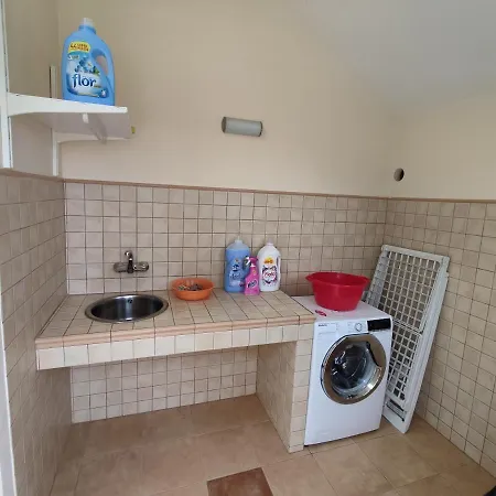Cheerful 3 Bedroom Town House With Garage