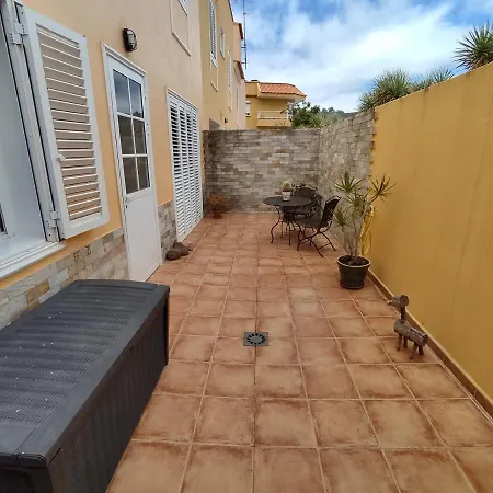 Vakantiehuis Cheerful 3 Bedroom Town House With Garage